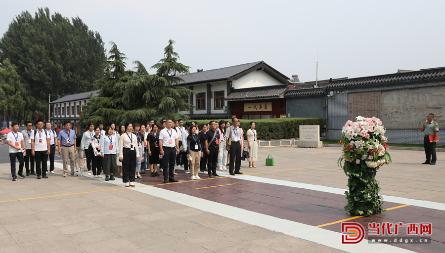 學(xué)員向八路軍一二九師前輩們敬獻花籃,向革命先輩們致敬。記者張友豪攝_副本