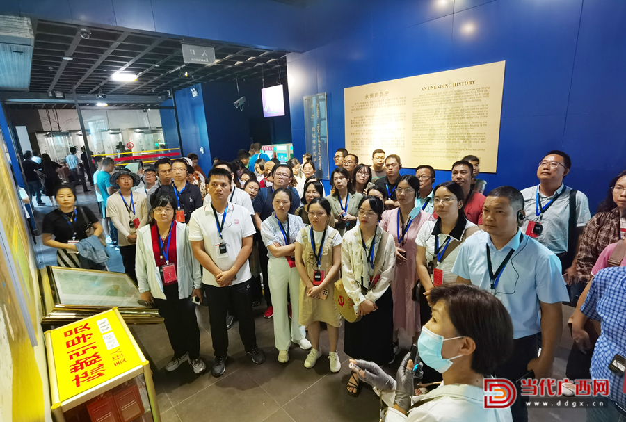 學(xué)員在殷墟博物苑參觀學(xué)習(xí)。記者張友豪攝1_副本